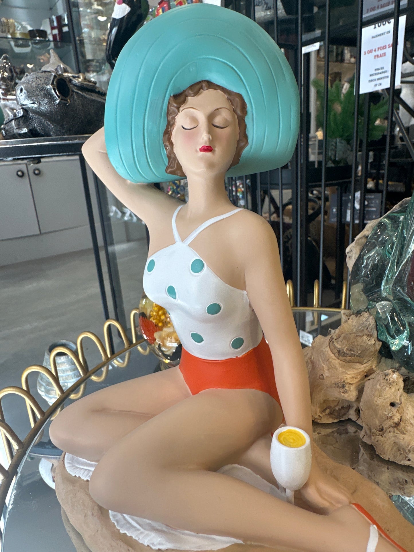 Statuette Femme Baigneuse Genoux Relevés