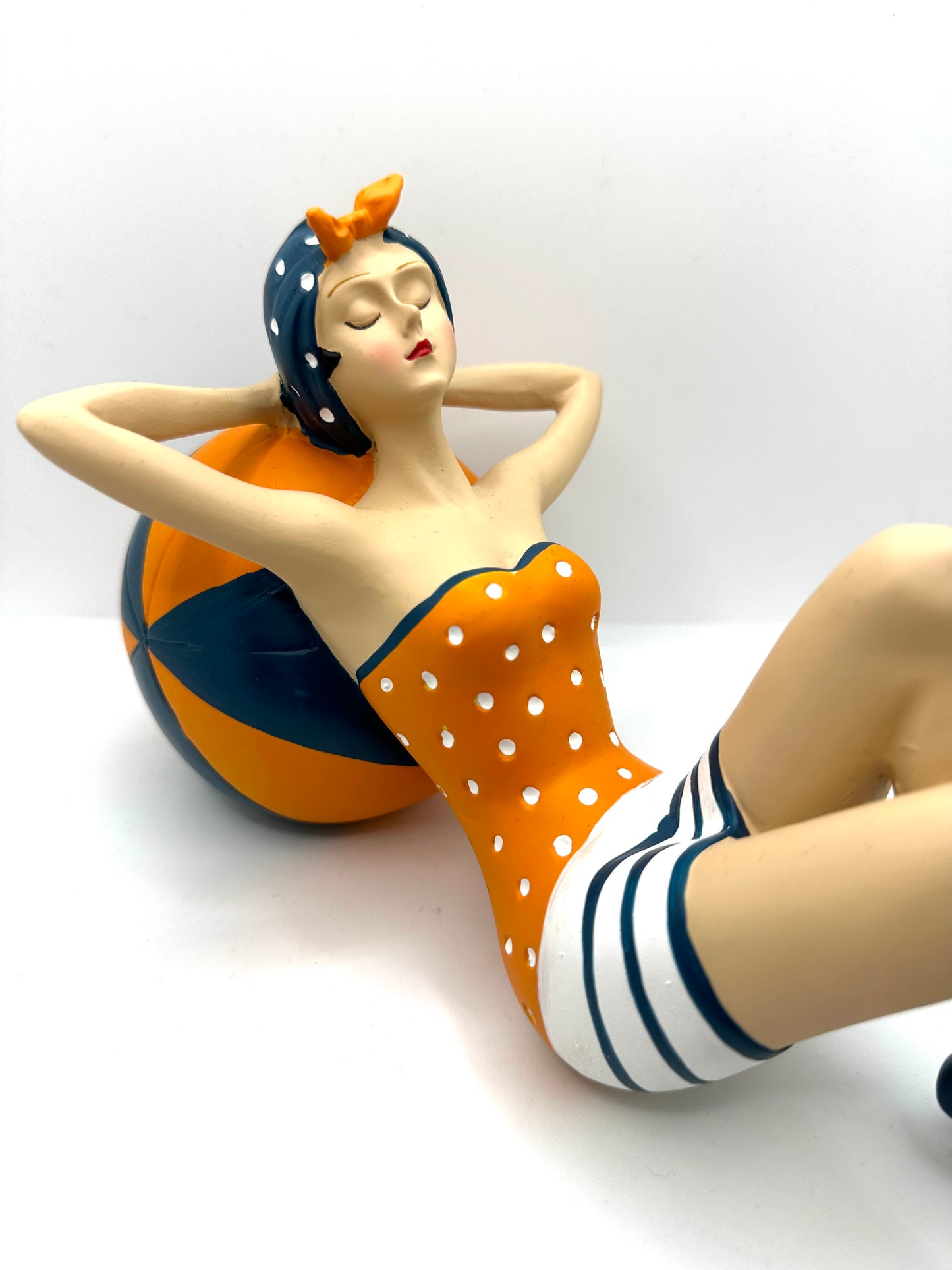 Statuette Femme Grande Baigneuse Allongée sur Ballon