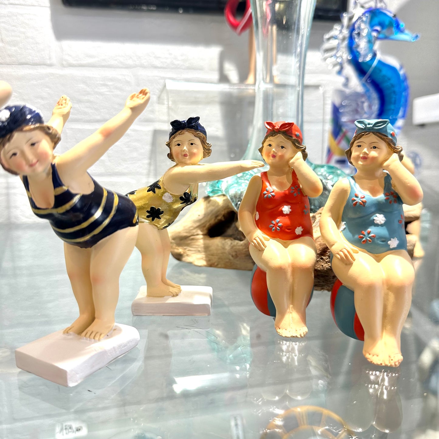 Statuette Femme Baigneuse Ronde Assise Sur Ballon ou plongeon