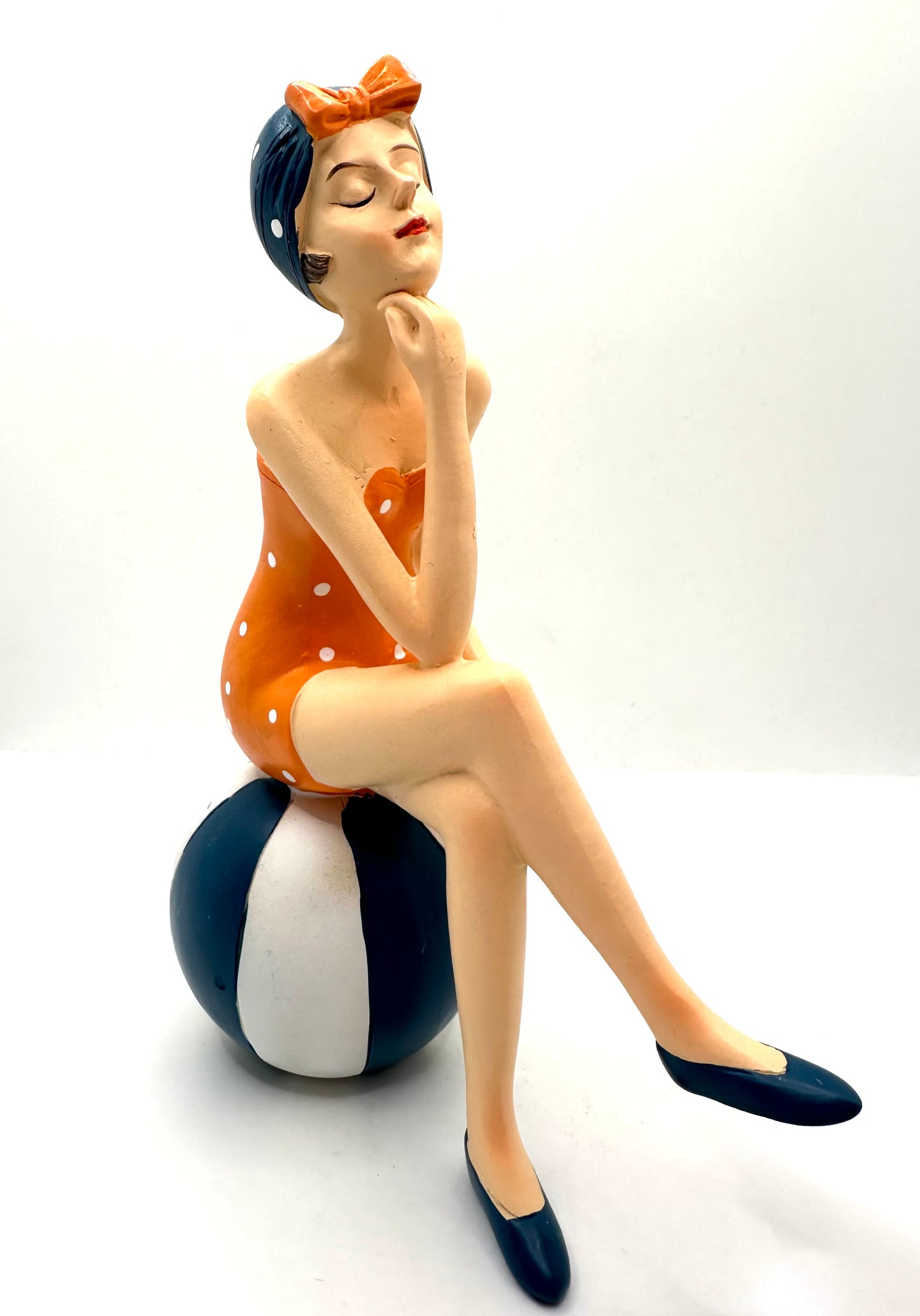 Statuette Femme Baigneuse Assise Sur Ballon