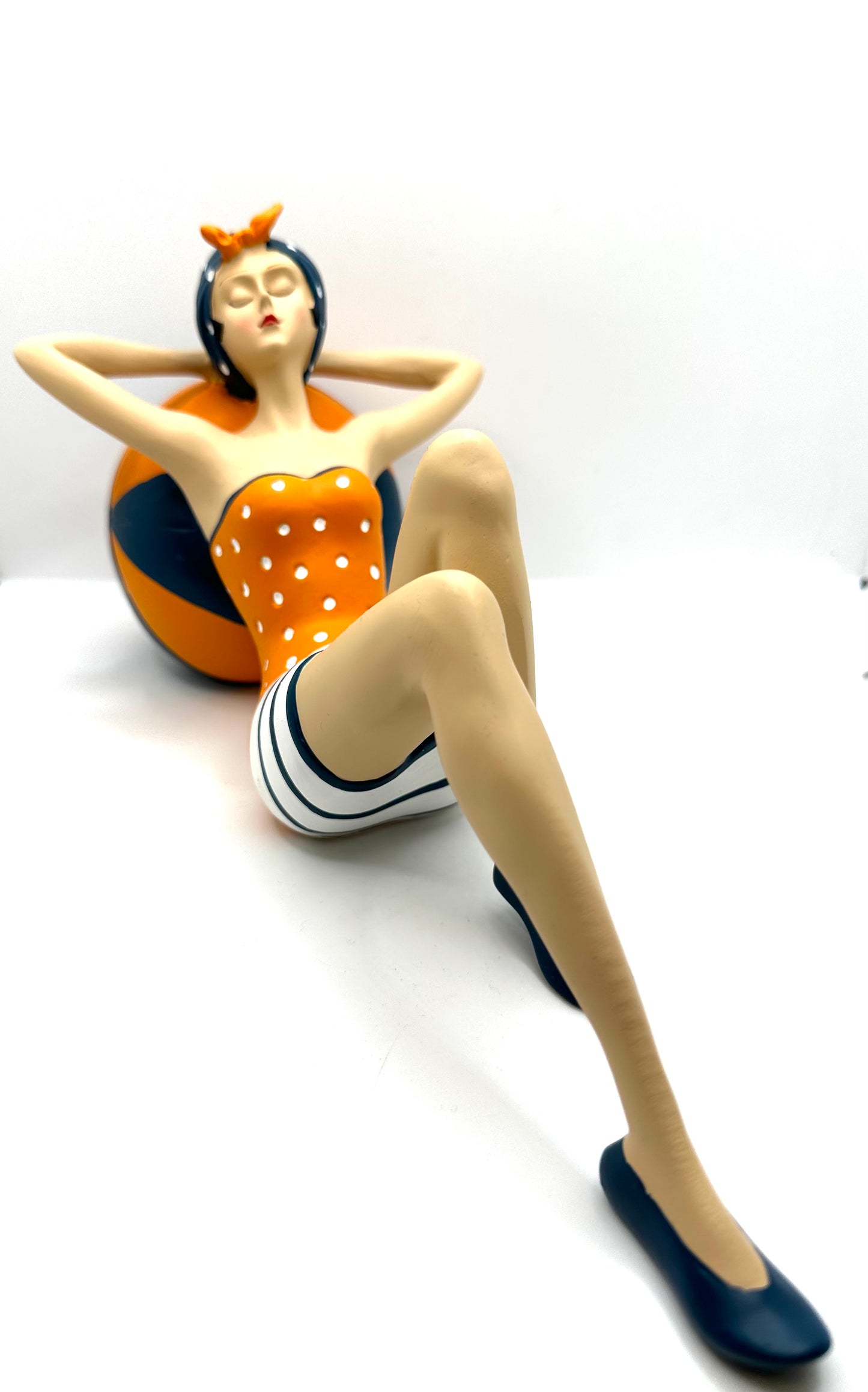 Statuette Femme Grande Baigneuse Allongée sur Ballon