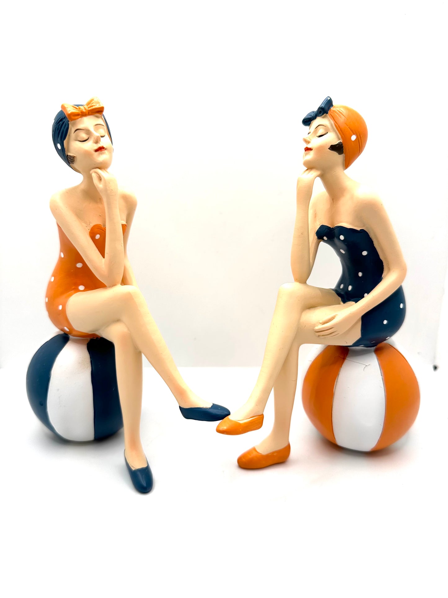 Statuette Femme Baigneuse Assise Sur Ballon