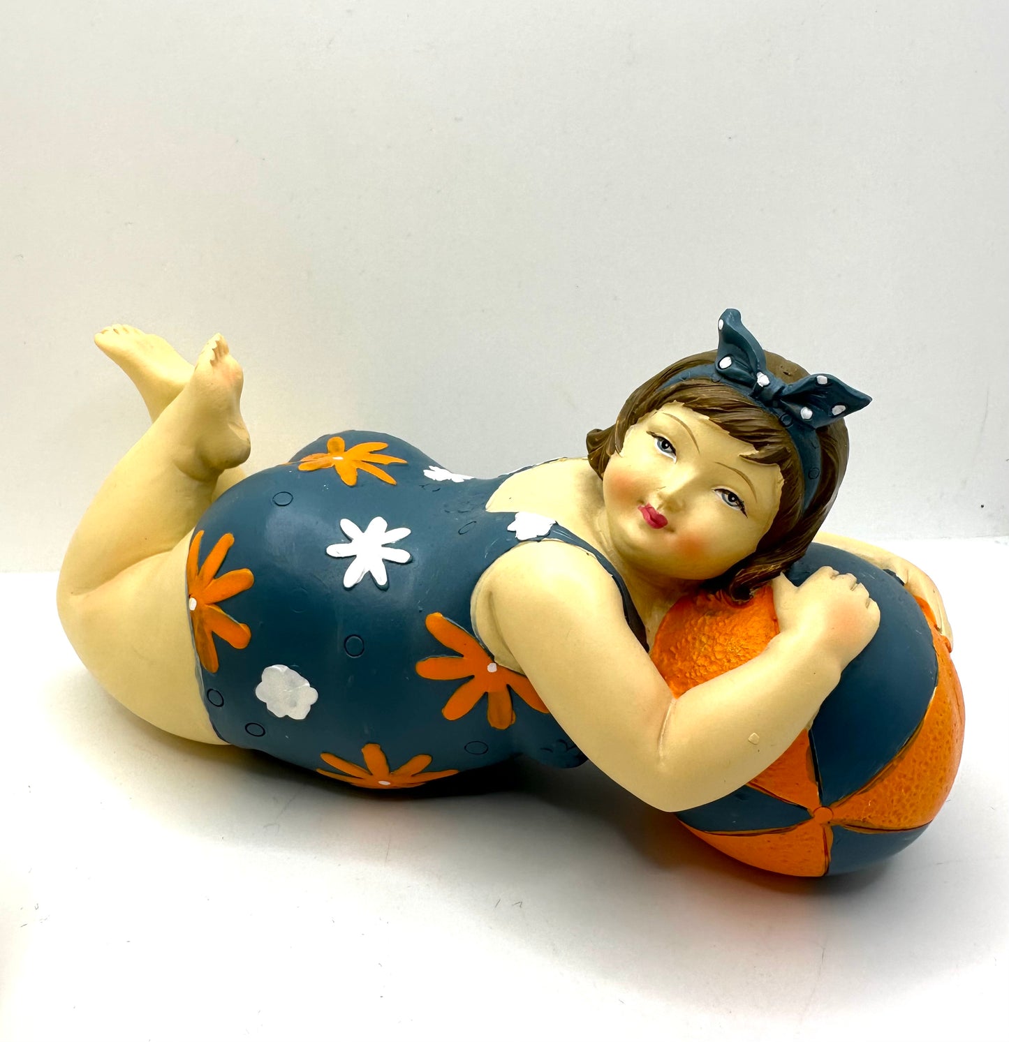 Statuette Femme Baigneuse Ronde Allongée Sur Ballon