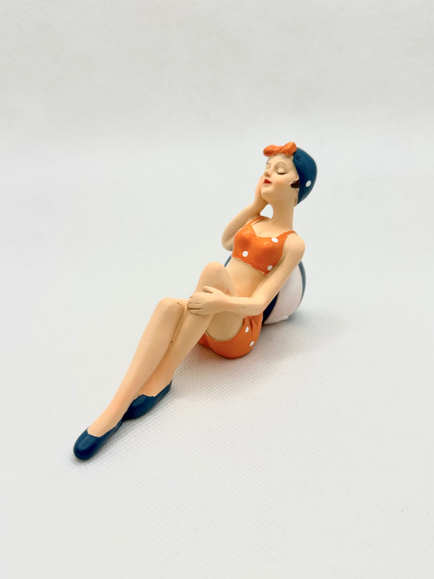 Statuette Femme Baigneuse Petite Allongée Sur Ballon