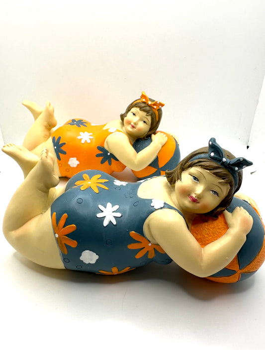 Statuette Femme Baigneuse Ronde Allongée Sur Ballon