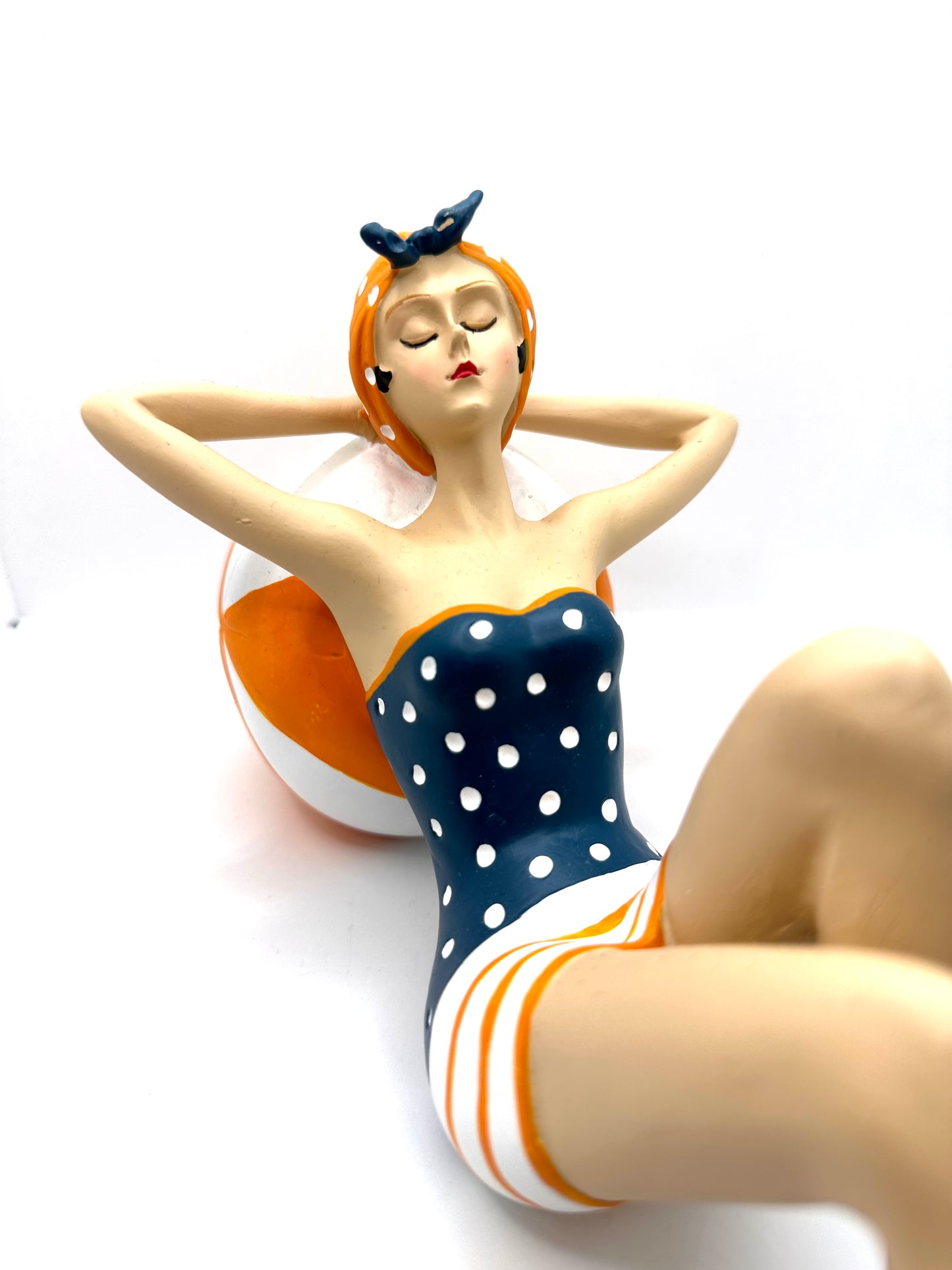 Statuette Femme Grande Baigneuse Allongée sur Ballon