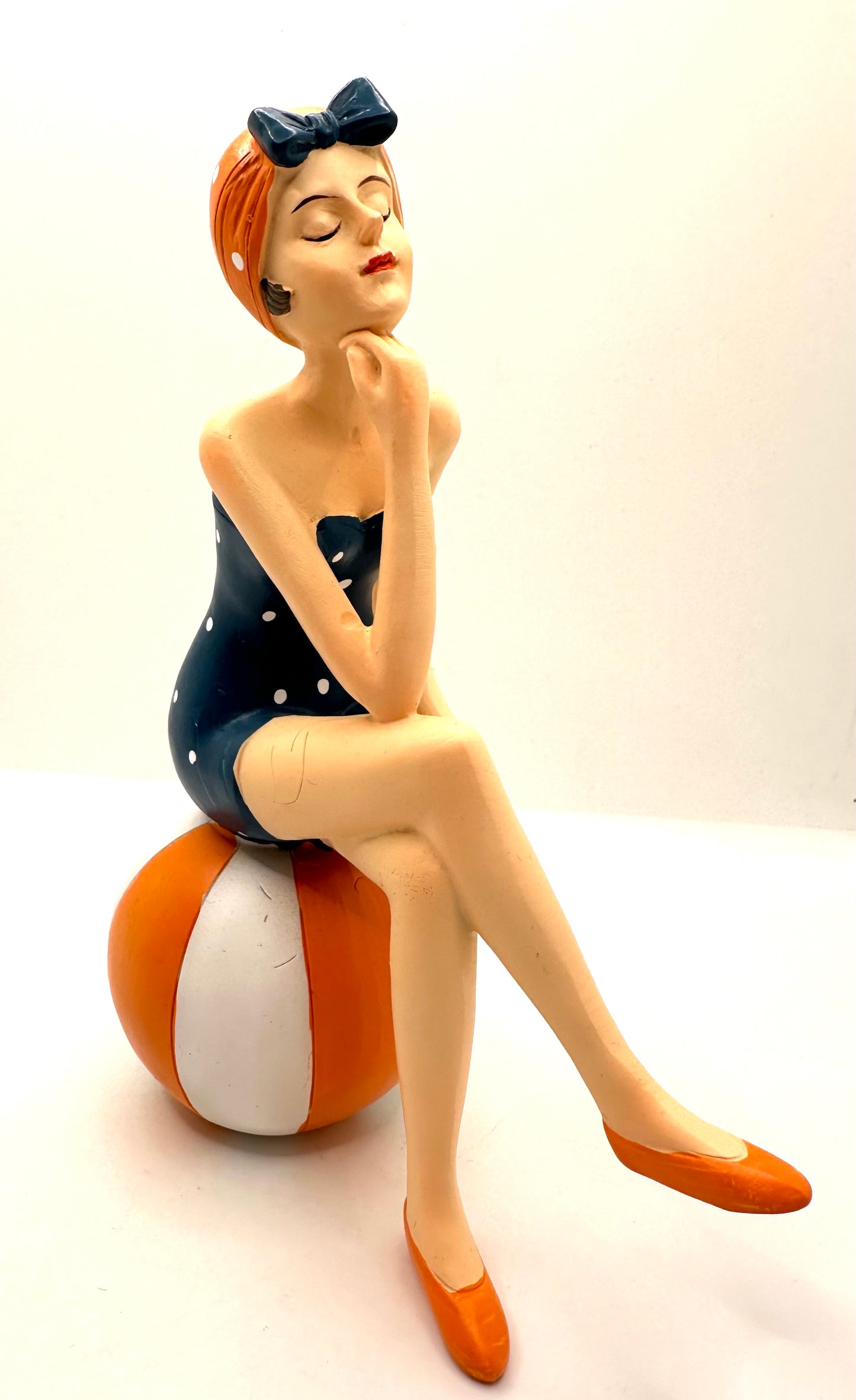 Statuette Femme Baigneuse Assise Sur Ballon