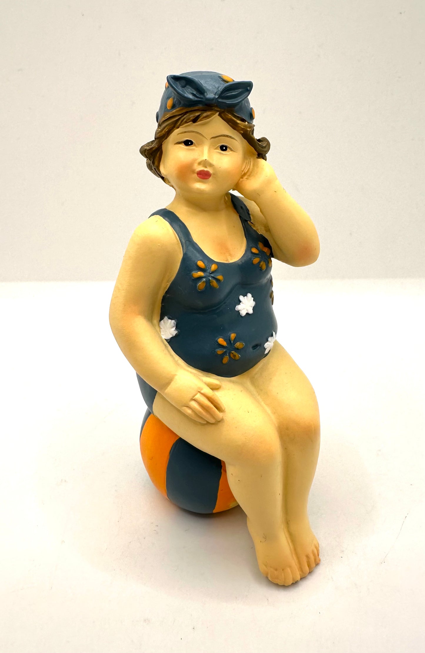 Statuette Femme Baigneuse Ronde Assise Sur Ballon