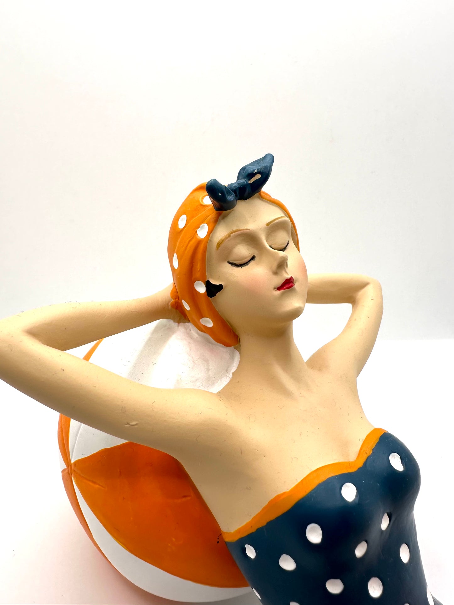 Statuette Femme Grande Baigneuse Allongée sur Ballon