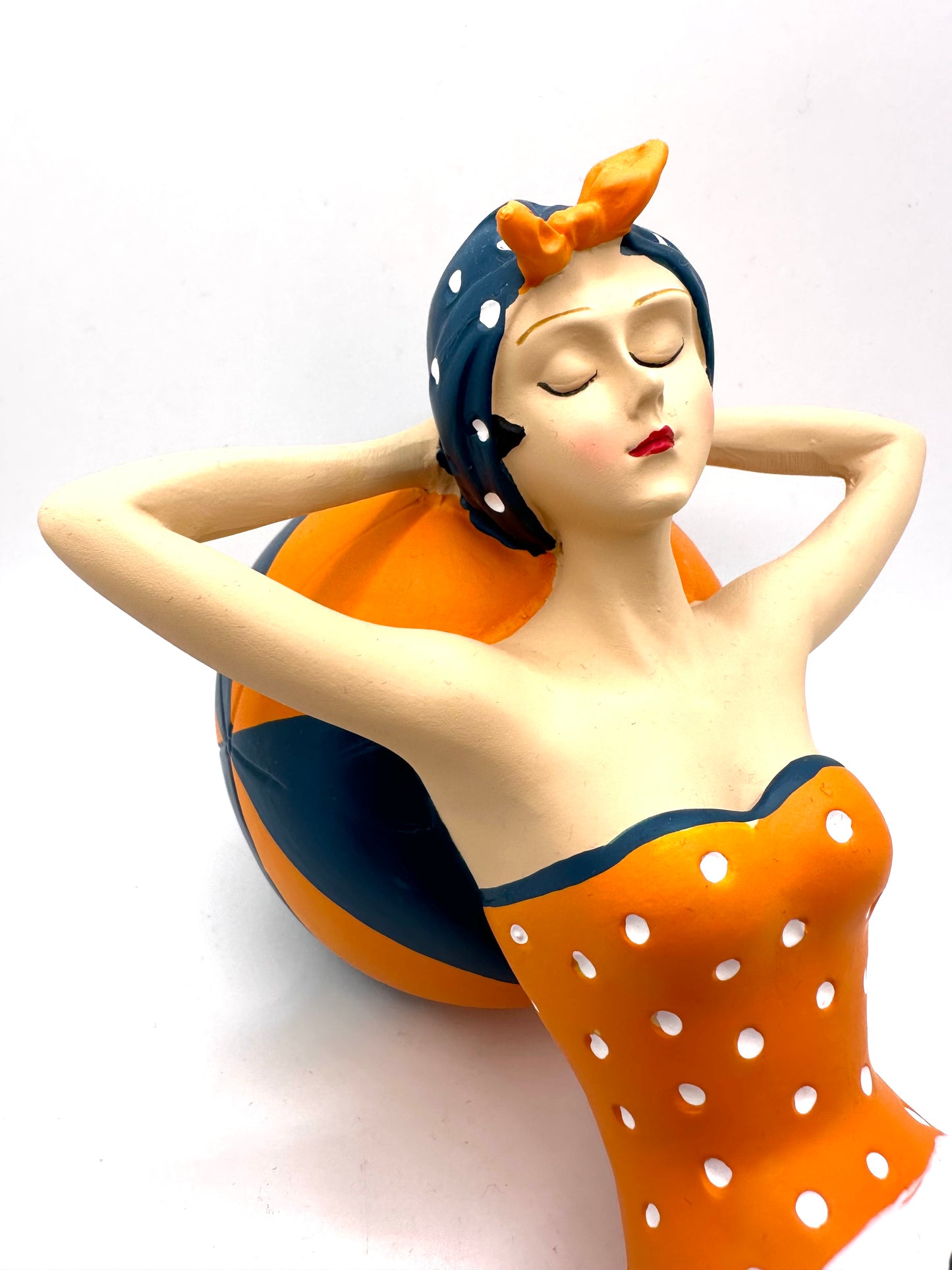 Statuette Femme Grande Baigneuse Allongée sur Ballon